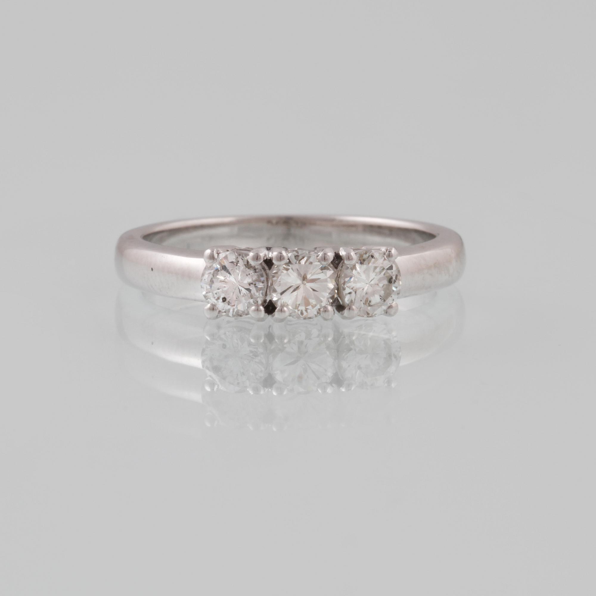 RING, 18K vitguld med 3 briljantslipade diamanter ca 0.82 ct, Milano, Italien. Vikt.