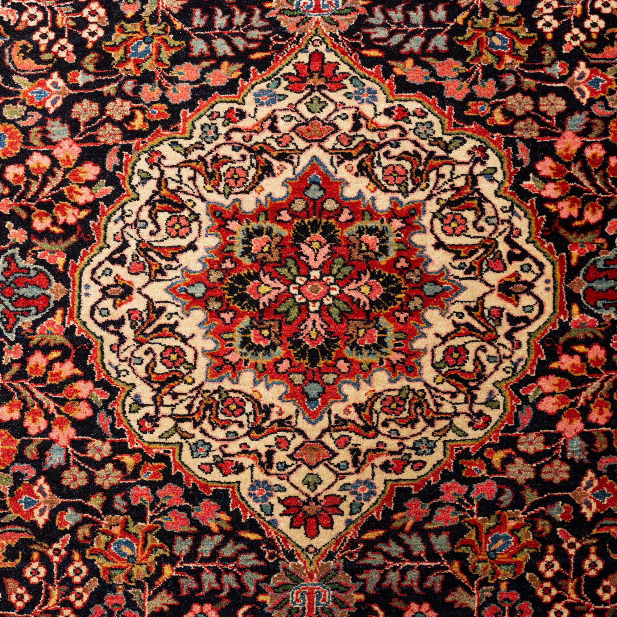 A rug, semi-antique Kashan/Sarouk, ca 199 x 134 cm.