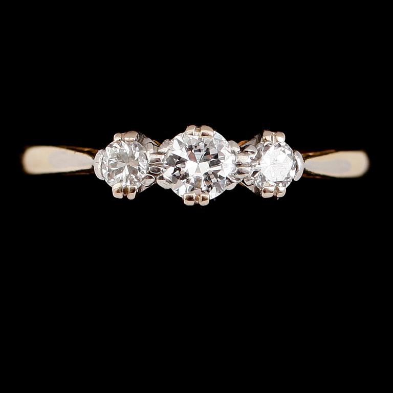 RING, 18 k guld och platina, med 3 briljantslipade diamanter, England. Vikt ca 2 gram.