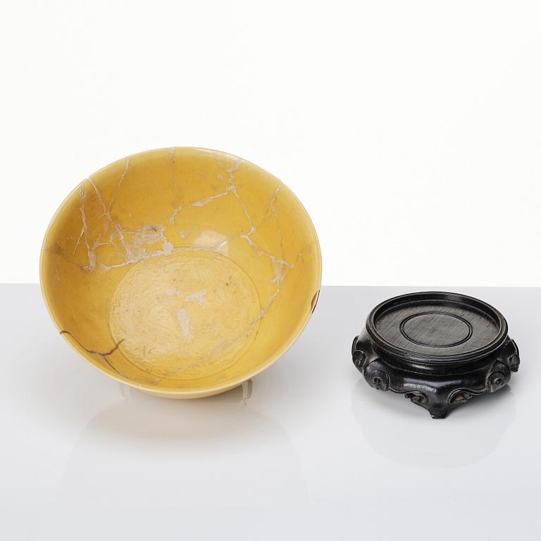 A yellow glazed five clawed dragon bowl, Qing dynasty, Kangxi (1662-1722).