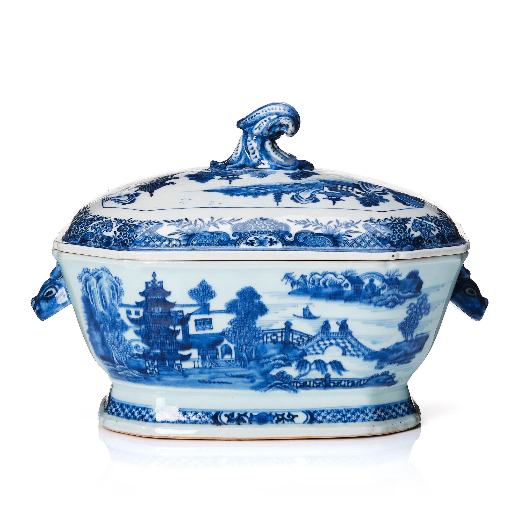 A blue and white tureen with cover, Qing dynasty, Qianlong (1736-95).