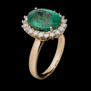 A RING, facetted emerald, brilliant cut diamonds, 18K gold.