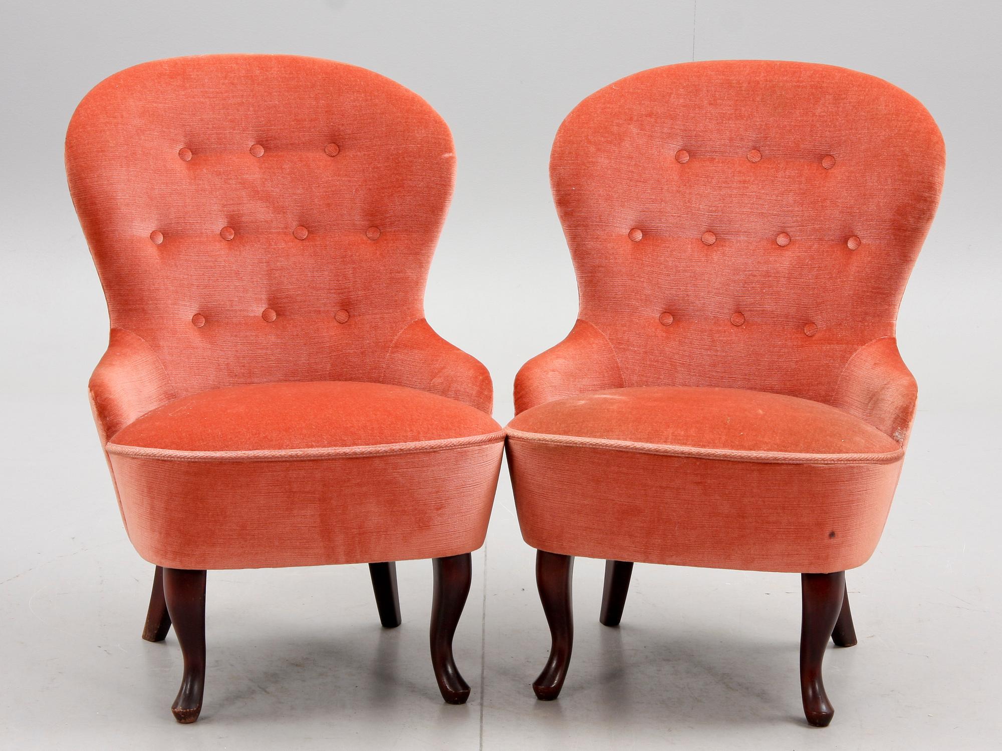 EMMAFÅTÖLJER, ett par, nyrokokostil, 1900-talets första hälft.