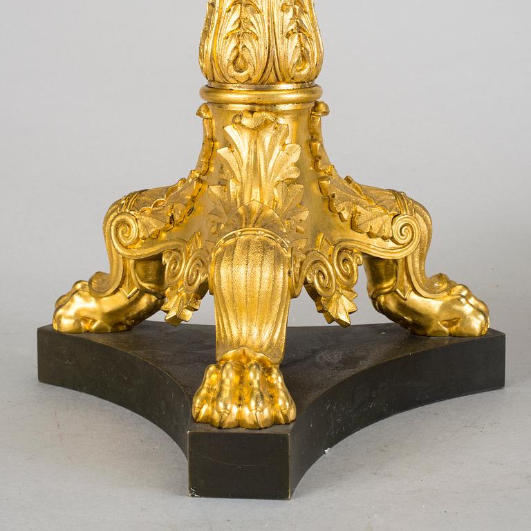 KANDELABRAR ett par, senempire, patinerad och förgylld brons. Frankrike 180-talets mitt.