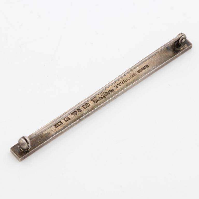Wiwen Nilsson, brosch med monogramgravyr, sterlingsilver, Lund 1949.