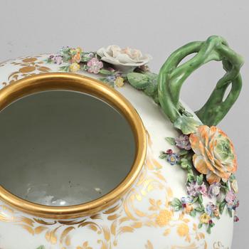 URNA MED LOCK, porslin, rokokostil, Meissen-liknande märke, 1900-tal.