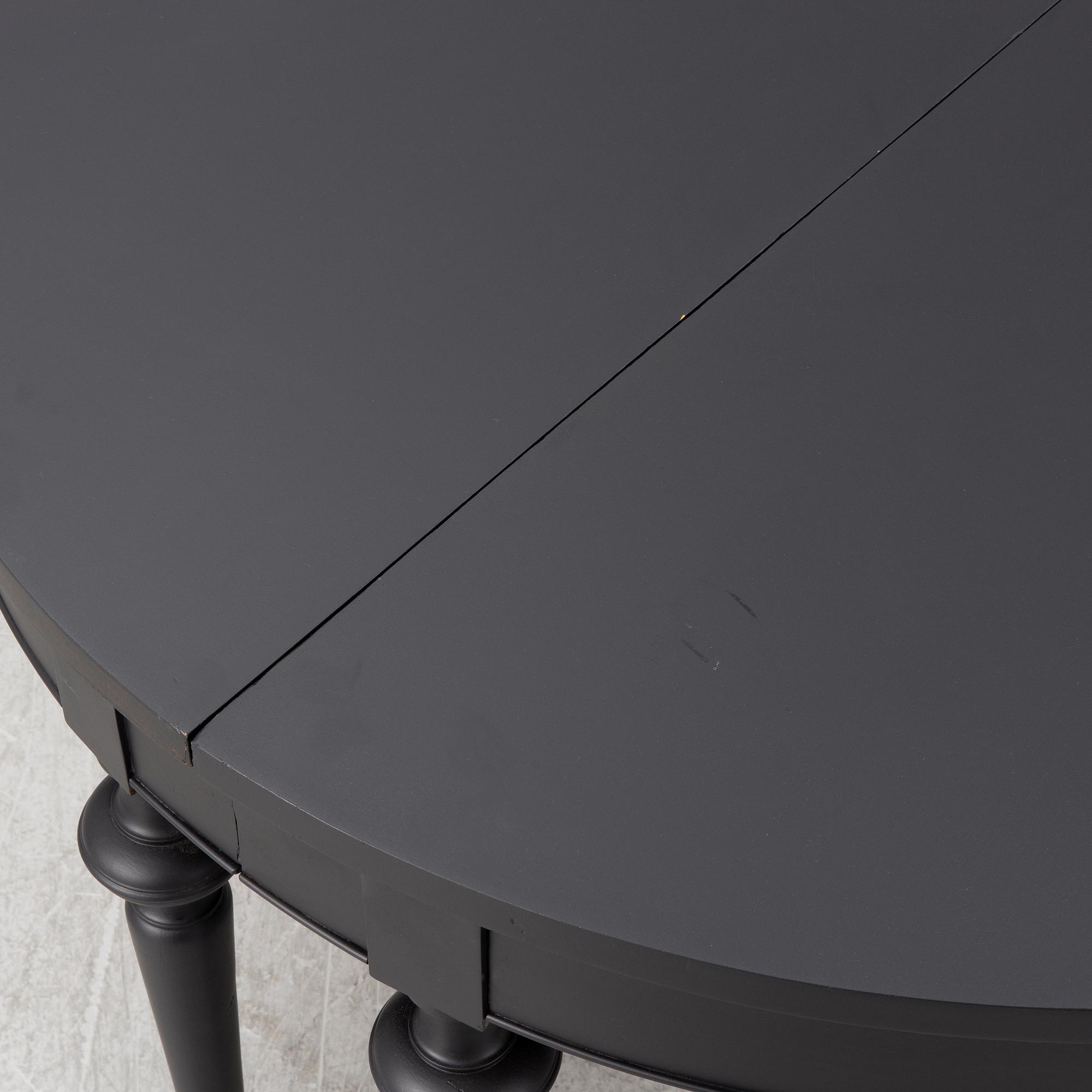 A dining table, late 19th century.