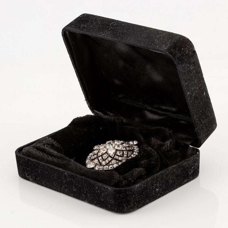 A brooch/pendant in gold with old-cut diamonds.