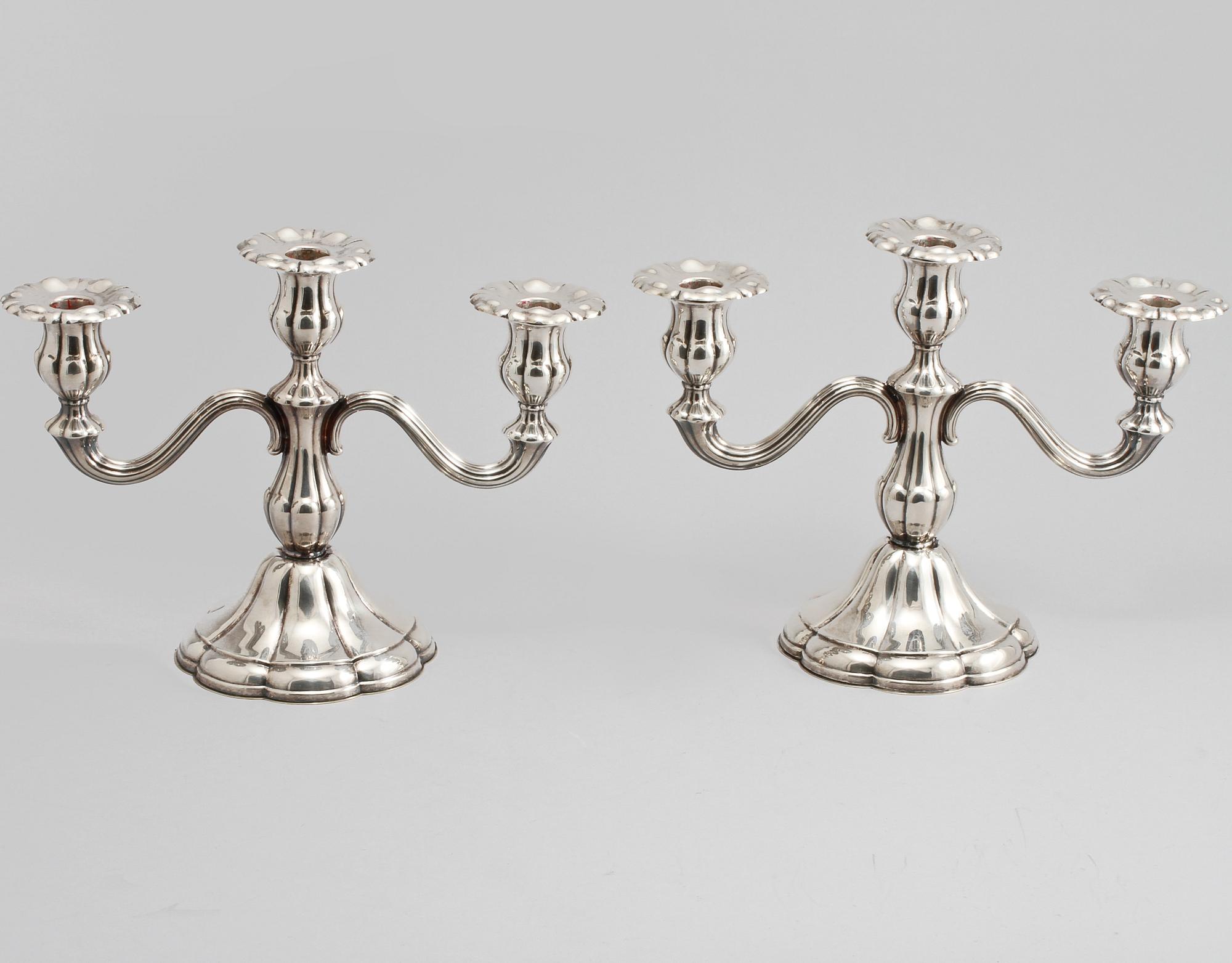 KANDELABRAR, ett par, silver, rokokostil, svenska importstämplar, 1900-talets mitt, total vikt 1164 gram.