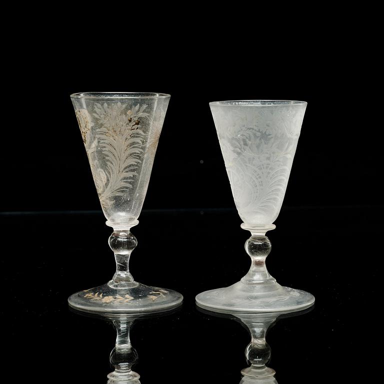 GLAS, två stycken. Kungsholms glasbruk, 1700-tal.