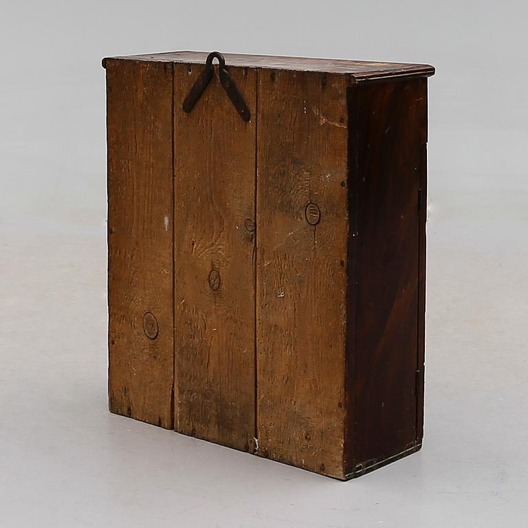 HÄNGSKÅP, 1800-talets andra hälft.