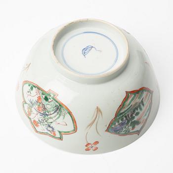 A Chinese famille verte porcelain bowl, Qing dynasty, Kangxi (1662-1722).