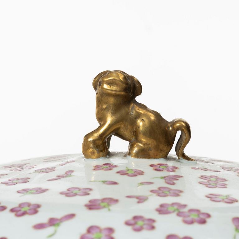 A Chinese tureen with cover and liner, late Qing dynasty.