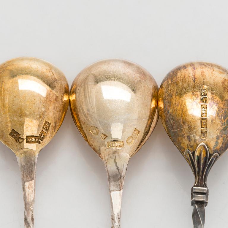 Lasinalusia, 18 kpl, cocktaillusikoita, 7 kpl, hopea, ja pullonalusia 3 kpl, alpakka, suomalaiset valmistajat, 1930-luku.