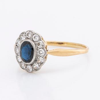 RING 18K gold w 1 sapphire approx 5 x 3 mm and old-cut diamonds approx 0,35 ct in total.