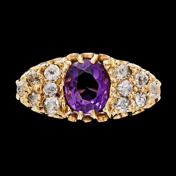 RING, 18k guld med ametist och antikslipade diamanter, tot ca 0.96 ct, Birmingham, England.