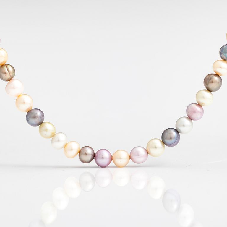A pearl collier with cultured pearls and a metal and glass clasp.