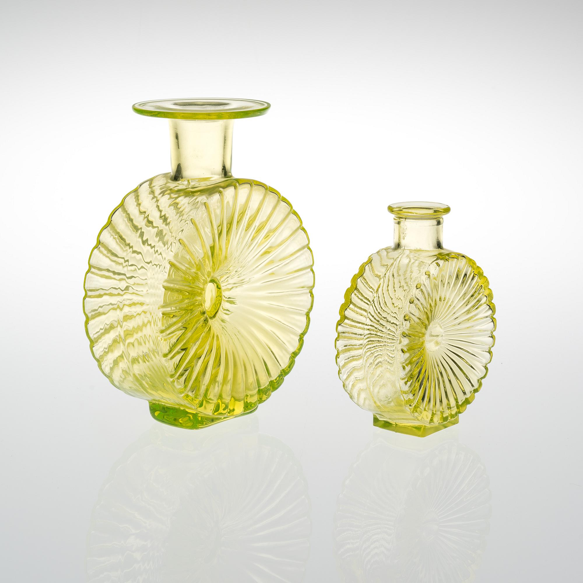 HELENA TYNELL, FLASKOR, 2 st, glas, Solflaskan, Riihimäen Lasi. Formgiven 1964.