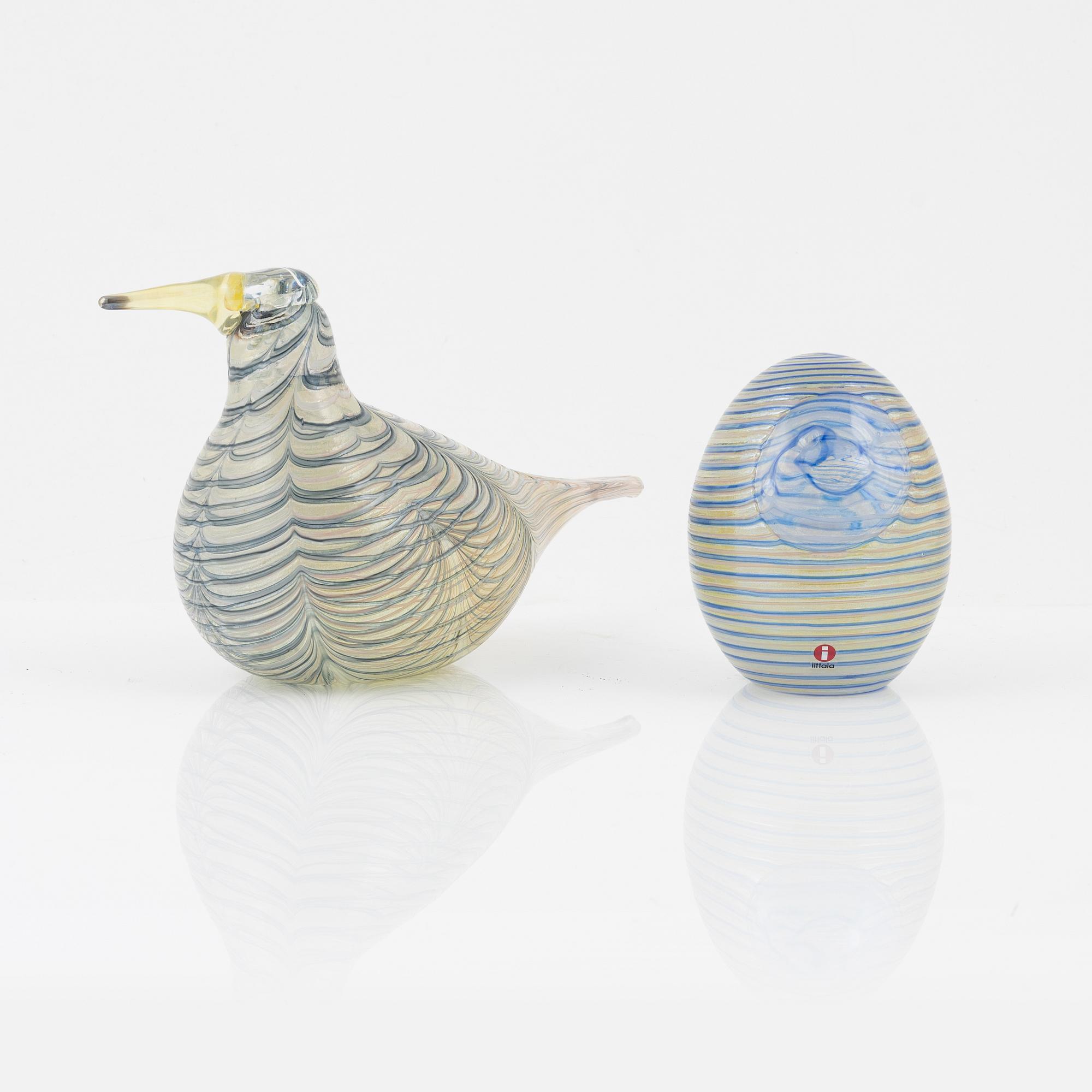 Oiva Toikka, an annual glass bird with its egg, year 2007, both signed O. Toikka Nuutajärvi, the egg numbered 292/750.