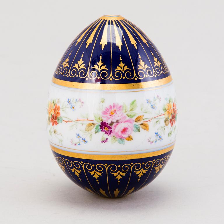 A Russian Easter porcelain egg from the time of Alexander I (1801-1825).