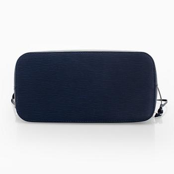 Louis Vuitton, a “Neverfull MM” bag.