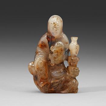 An agate figure of Guanyin, late Qing dynasty (1644-1912).