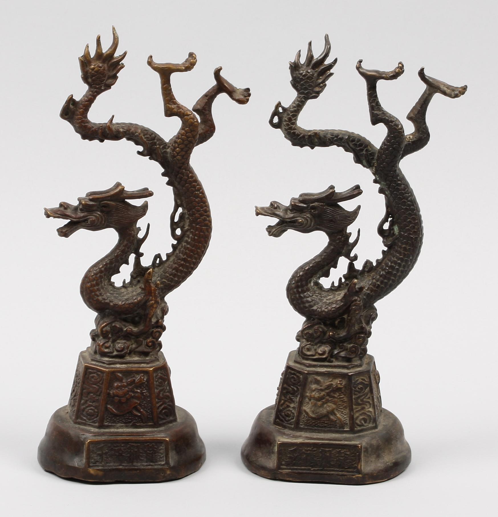FIGURINER, 2 st, patinerad metall, Kina, 1900-tal.