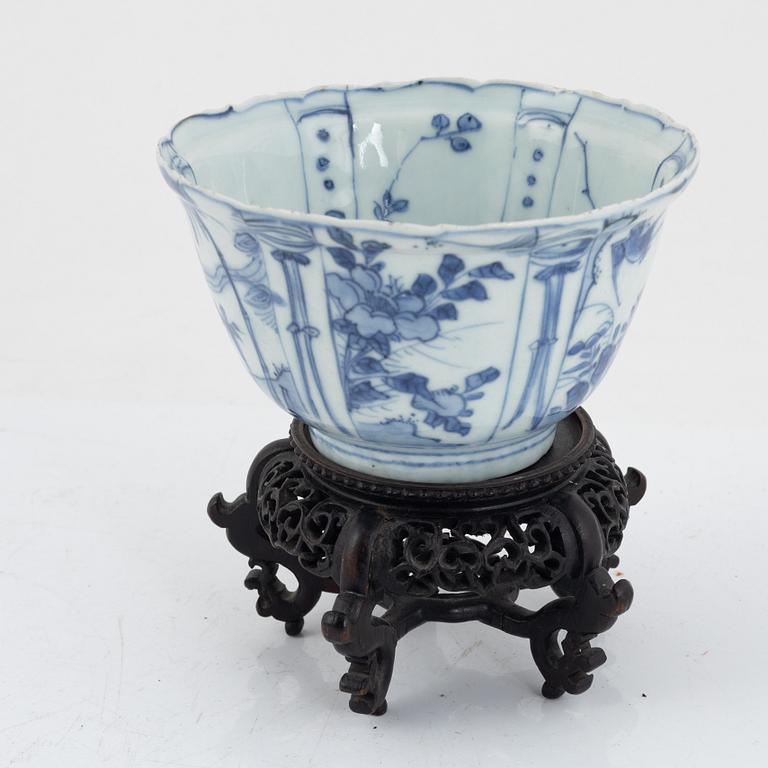 A blue and white kraak bowl, Ming dynasty, Wanli (1572-1620).