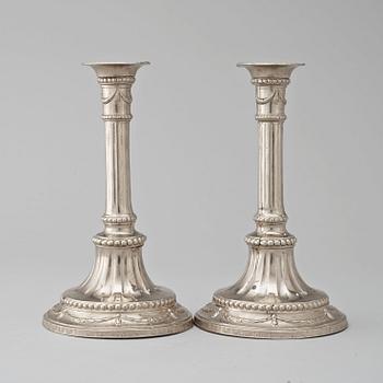 LJUSSTAKAR, ett par, av Jacob Sauer 1791 (mästare i Stockholm 1763-1802/04). Gustavianska.