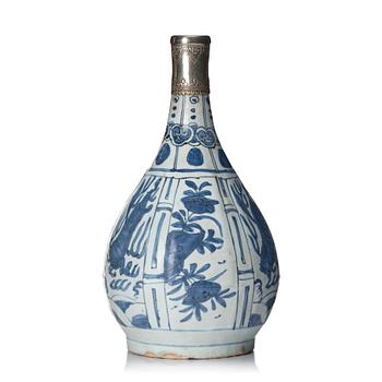 986. A blue and white kraak bottle, Ming dynasty, Wanli (1572-1620).