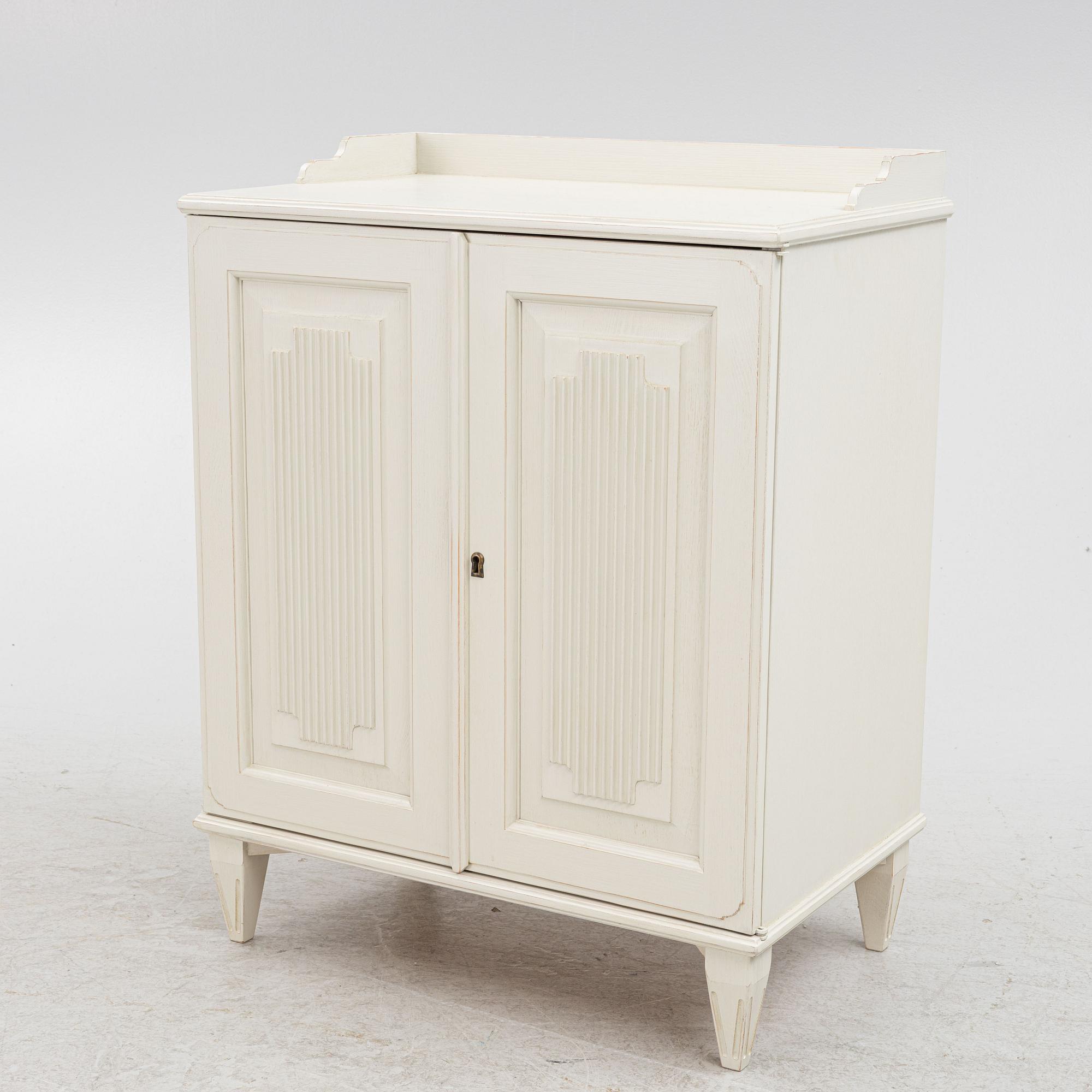 Commode / cabinet, Gustavian style, period manufacture.
