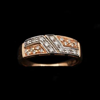 RING, 18k röd- och vitguld. Små diamanter, tot ca 0,20 ct. Vikt 3,6 g.