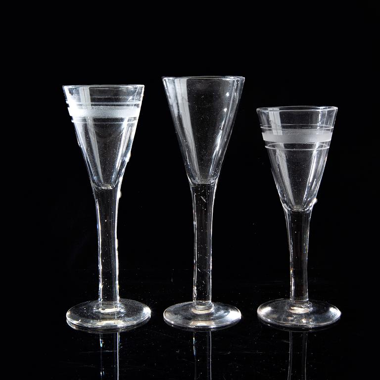 Snaspflaskor samt glas 7+11 st 1900-talets början.