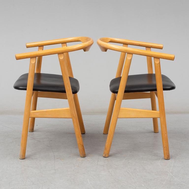 A set of two HANS J. WEGNER "U-chairs".