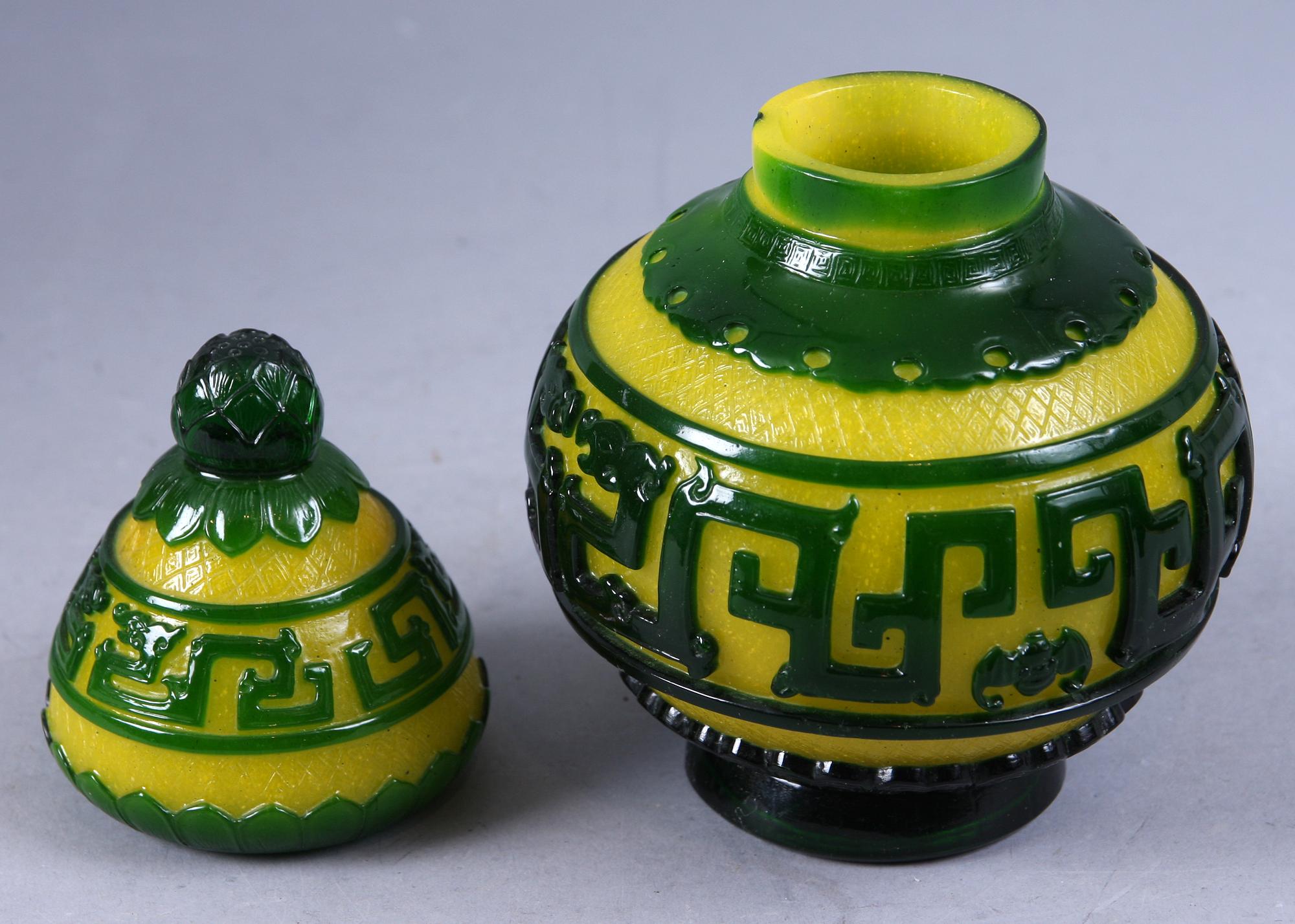 VAS med LOCK, Pekingglas, 1900-/2000-tal.