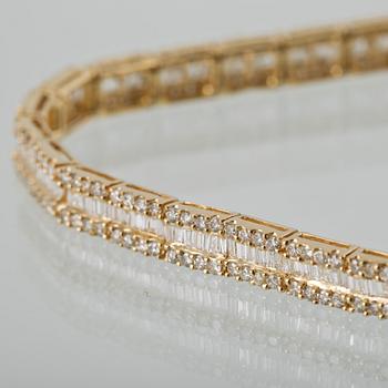 ARMBAND, 18K guld med briljant och baguettslipade diamanter 3.32 ct. Vikt 10,9 gram.