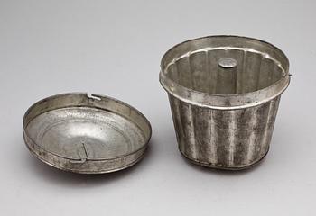 ALADÅBFORM, stengods Höganäs samt GLASSFORM, metall, 1900-talets första hälft.
