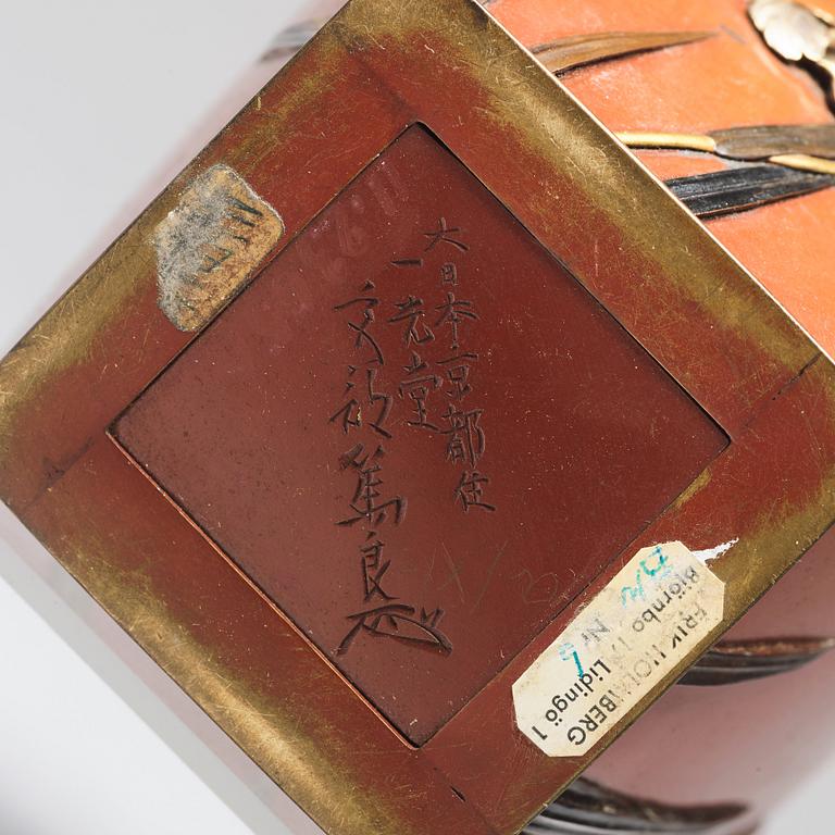 VAS, brons. Japan, Meiji (1868-1912), signerad.
