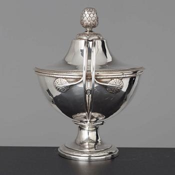 An English 19th Century silver plated tureen and cover.
