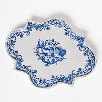 Bordsplateau, fajans. Frankrike, Rouen tidigt 1700-tal.