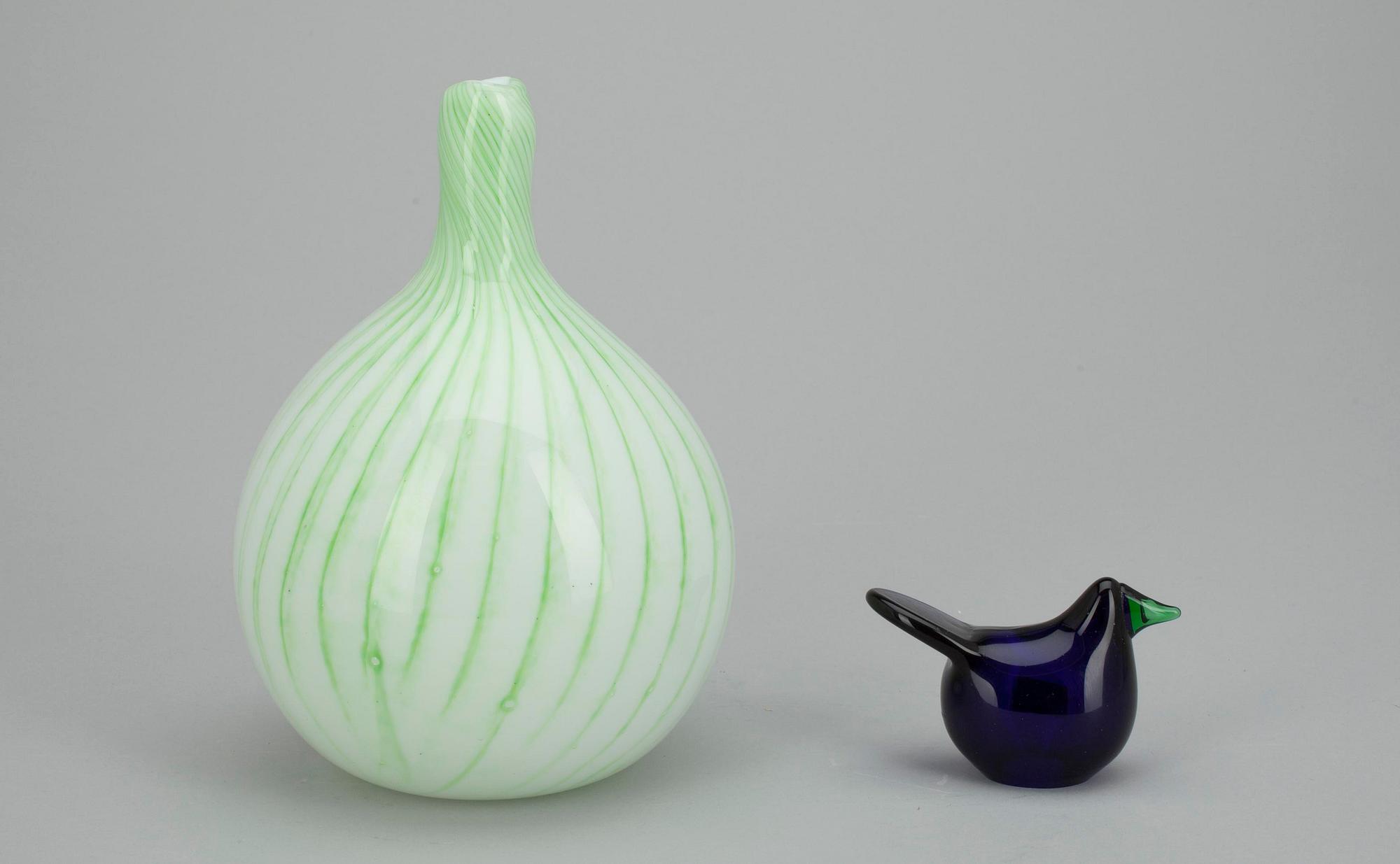 FLASKA, samt FIGURIN, glas, signerade Oiva Toikka, Nötsjö, 1900-talets slut.