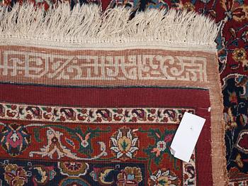 OLD MESHED. 481 x 338 cm (plus långsidorna med 2,5 cm slätväv på varje sida, kortsidorna med ca 7,5 cm slätväv på varje sida med kufiska inskriptioner och inskription.