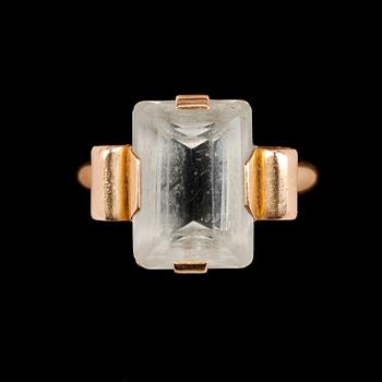 RINGAR, 3 st, 18k guld, bl a bergkristall och pärlor, 1930-48. Tot ca 12 gr.