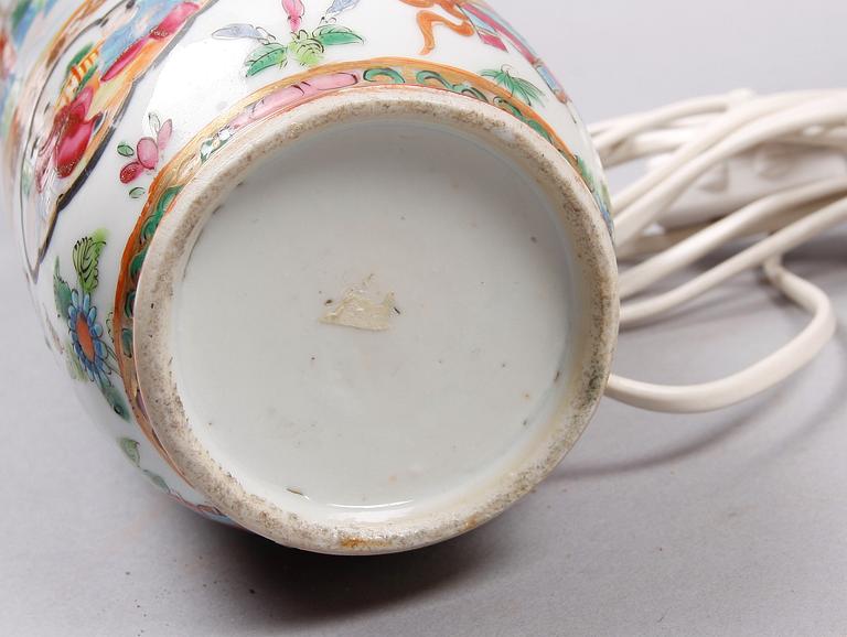 BORDSLAMPA, porslin, Kina. 1900-tal.