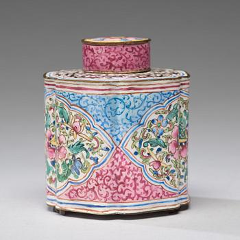 An enamelled tea caddy, Qing dynasty, 18th Century.