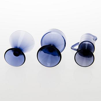 TAMARA ALADIN, A set of seven liqueur glasses, a sugar bowl and a cream jug of the X-series, Riihimäen Lasi 1961-1964.