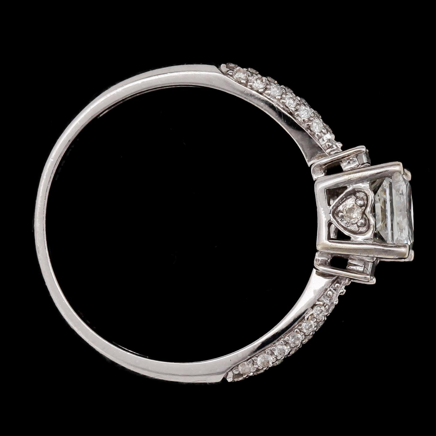 RING, princess cut diamond, app. 1 ct, and smaller diamonds.