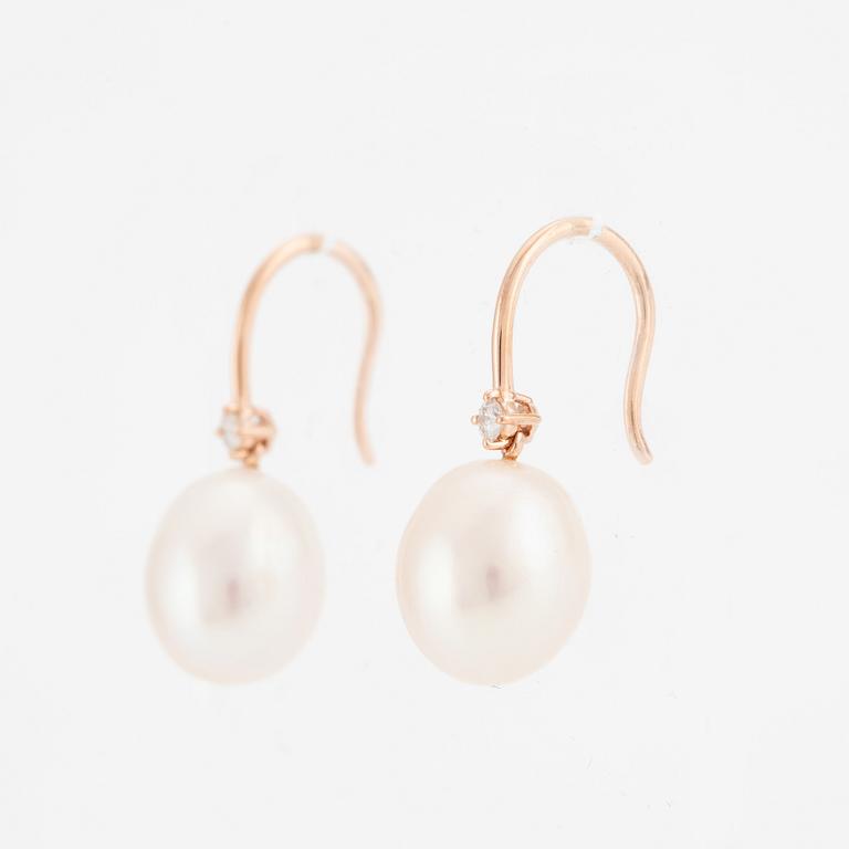 Örhängen 18K roséguld med odlade sötvattenspärlor och briljantslipade diamanter.