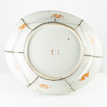 A large porcelain dish, Japan, Meiji (1868-1912).