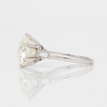 RING med briljantslipad diamant ca 5.91 ct samt baguetteslipade diamanter.
